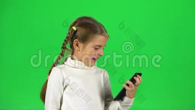 儿童在绿色屏幕的录音棚里通过电话交谈视频